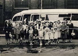 Photo:Lyn Baker and other Covent Garden residents on a childhood day trip.