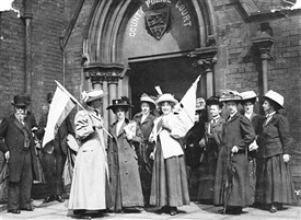 Photo:Suffragettes demonstrating outside a police court