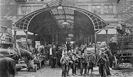 Photo:Entrance of Covent Garden market. C1910