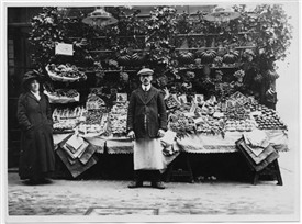 Photo:Photo of a fruit seller in St. Martin's Court. November 8 1910.
