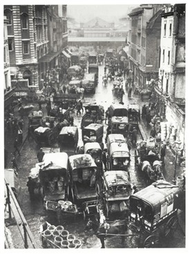 Photo:Russell Street clogged due to the overwhelming traffic into Covent Garden Market, 1900