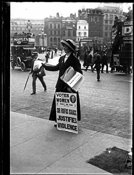 Photo:Suffragette handing out newspapers