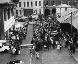 Photo:Residents, architecture students, local government officials, and other interested people gathered in the Piazza to form the Covent Garden Community Association on 1 April 1971.