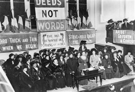 Photo:An assembly of suffragettes, including Emmeline Pankhurst, in 1908